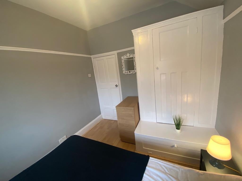 Room East Lane in Greater London