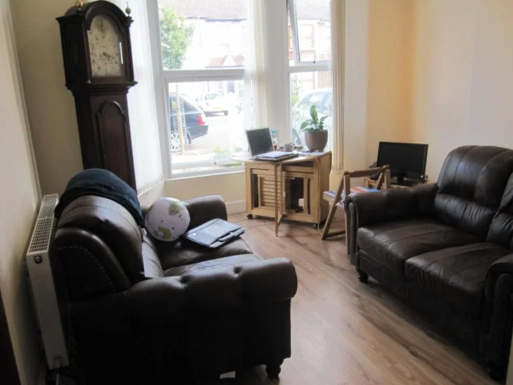 Flat Elgin Road in Greater London