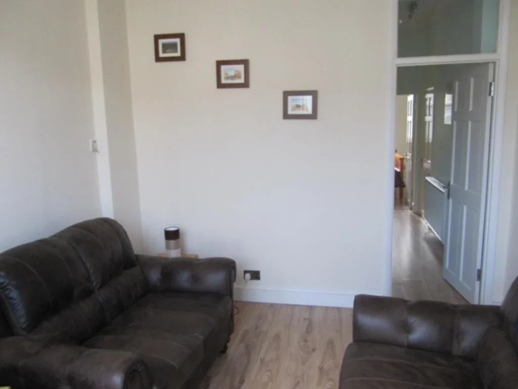 Flat Elgin Road in Greater London