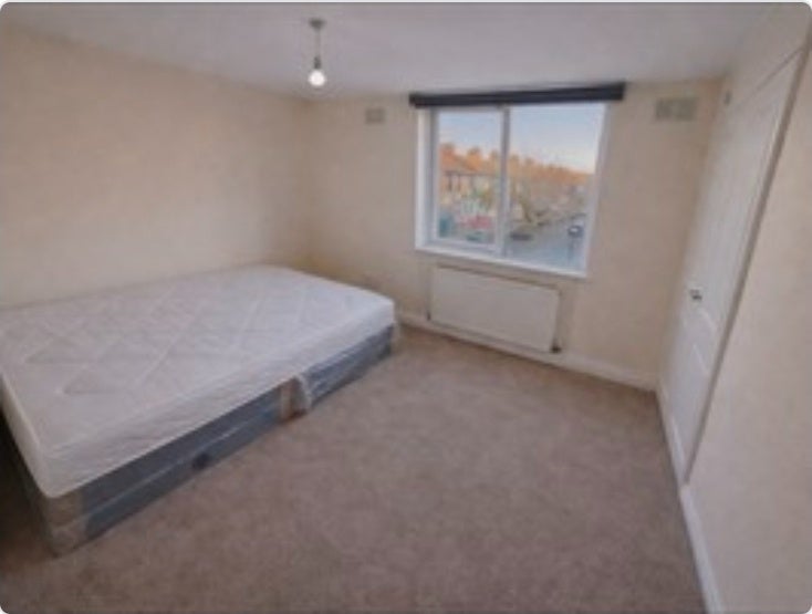 Flat Barking Road in Greater London
