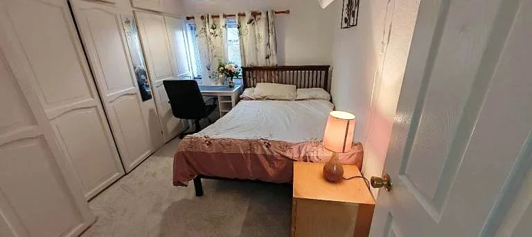 Room Firtree Avenue in Greater London