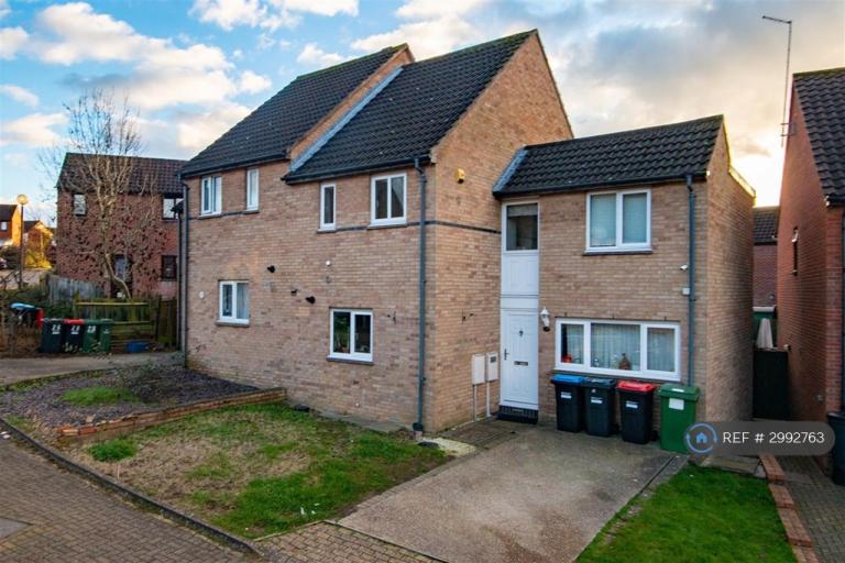 House Robertson Close in Milton Keynes