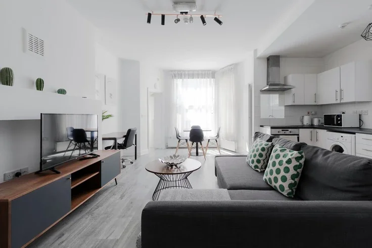 Flat Nevern Road in Greater London