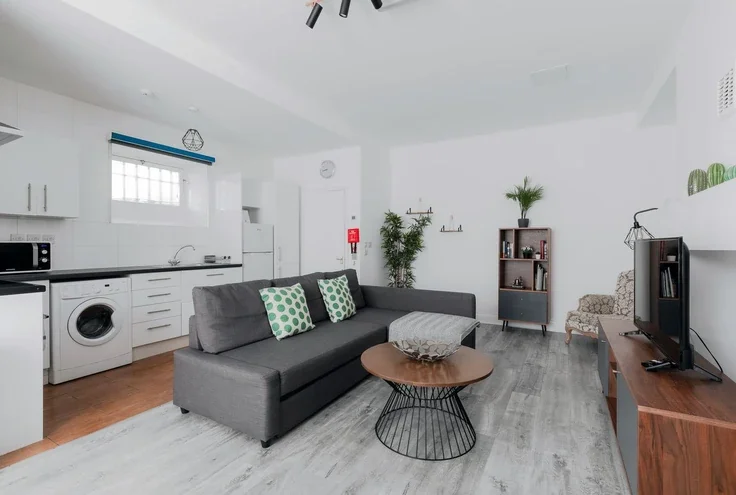 Flat Nevern Road in Greater London