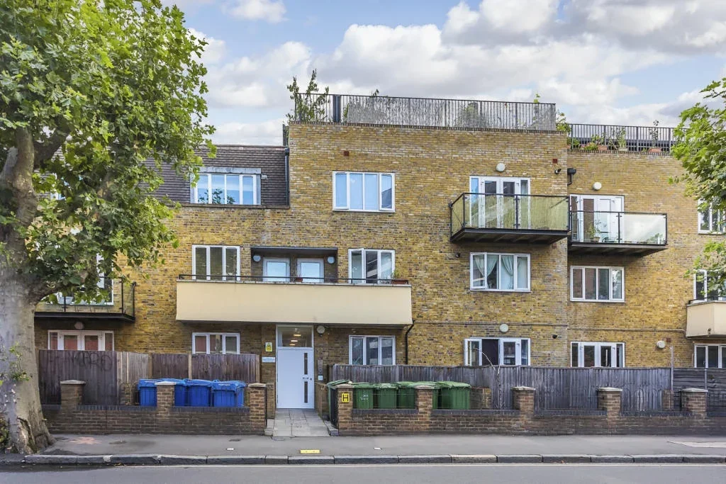 Flat Bush Road in Greater London
