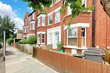 Flat St John's Road in Greater London