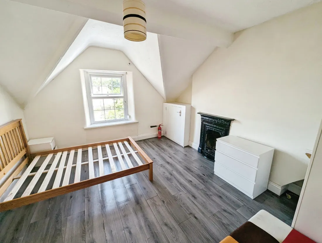 Room Woodland Road in Newport