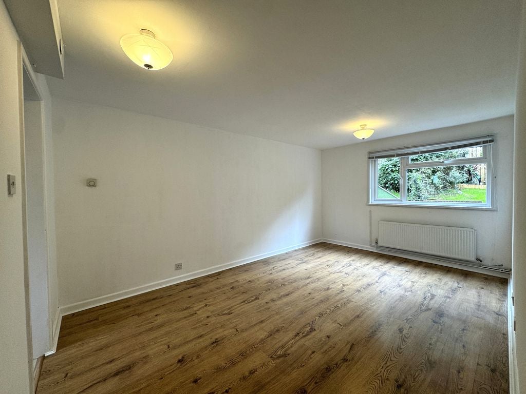 Flat Melfort Gardens in Newport