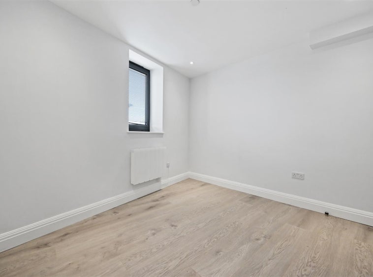 Flat Barking Road in Greater London