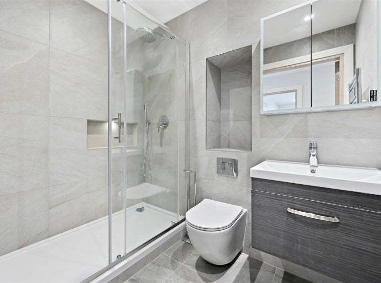 Flat Barking Road in Greater London