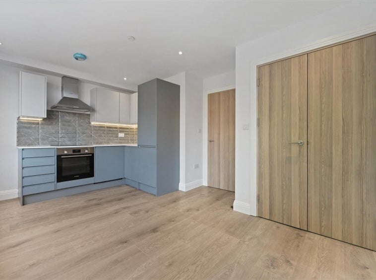 Flat Barking Road in Greater London