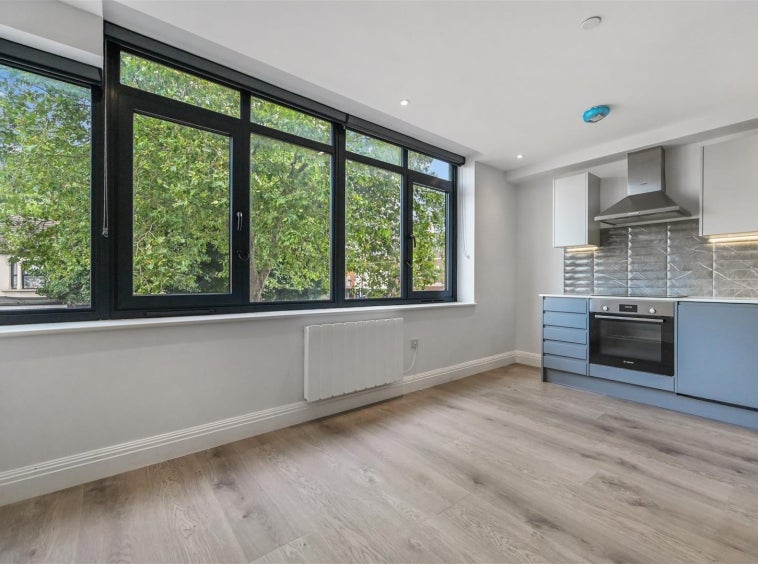 Flat Barking Road in Greater London