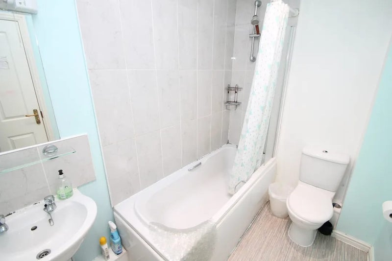 Room Lauderdale Crescent in Manchester