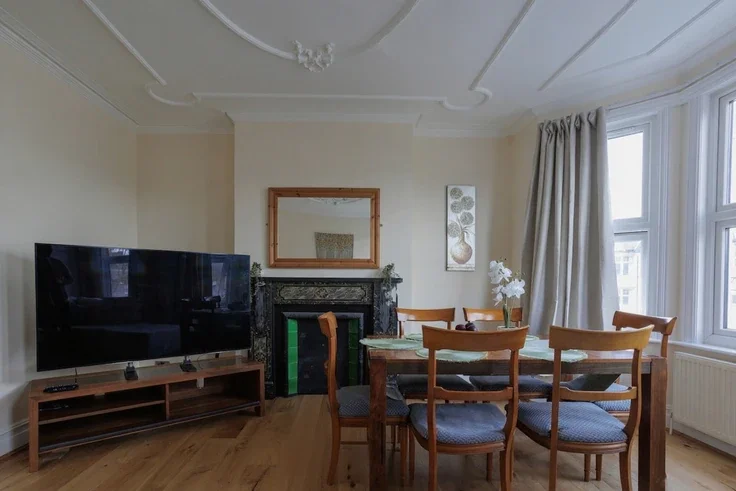 Flat Hanover Road in Greater London