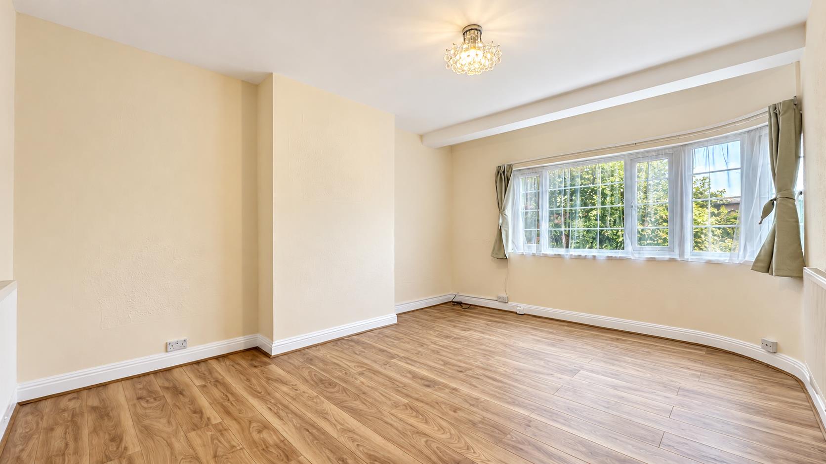 Flat Watford Way in Greater London