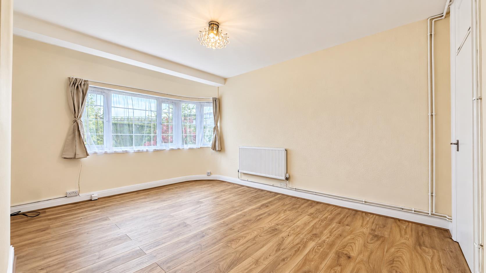 Flat Watford Way in Greater London
