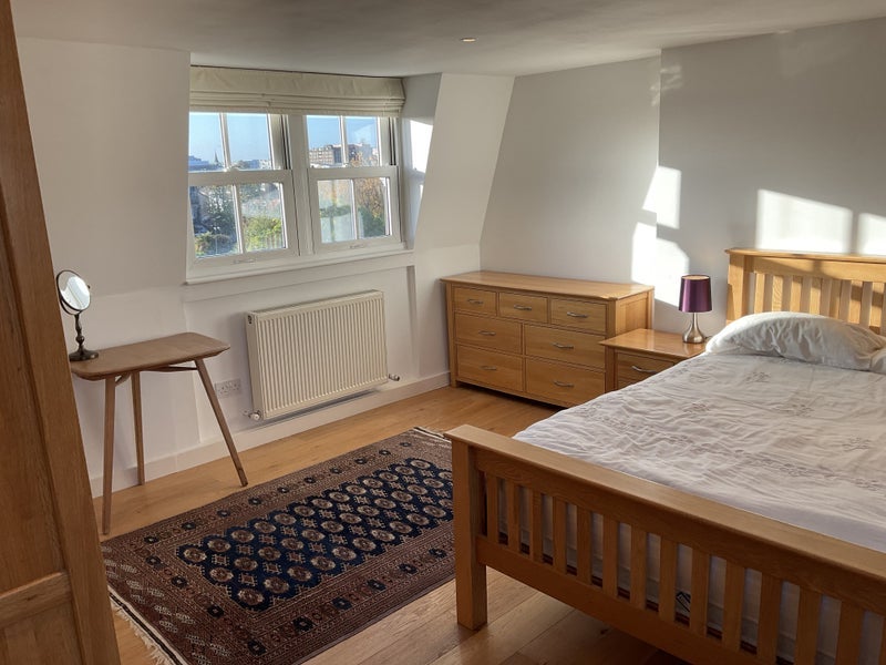 Room Queens Road in Greater London