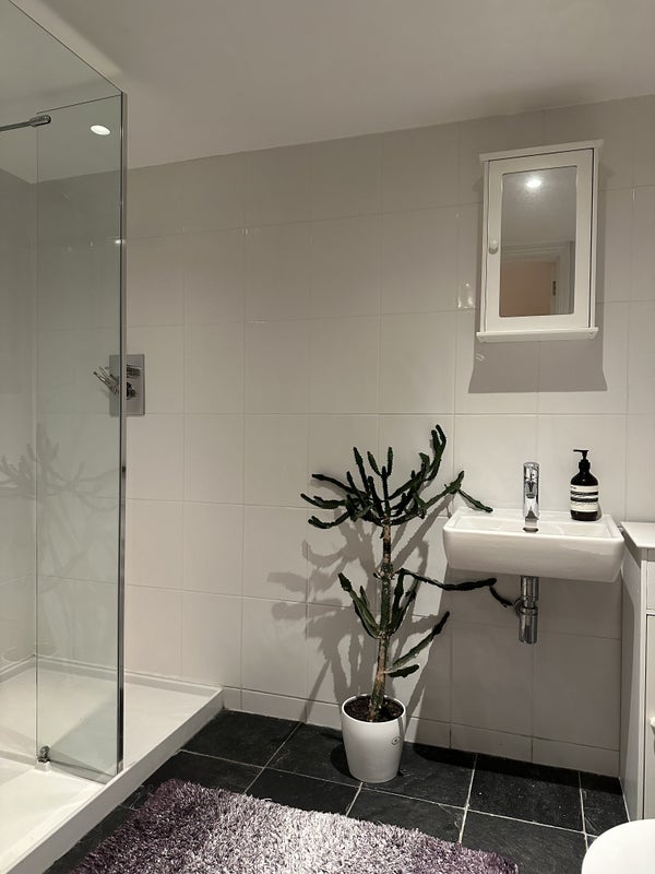 Room Queens Road in Greater London