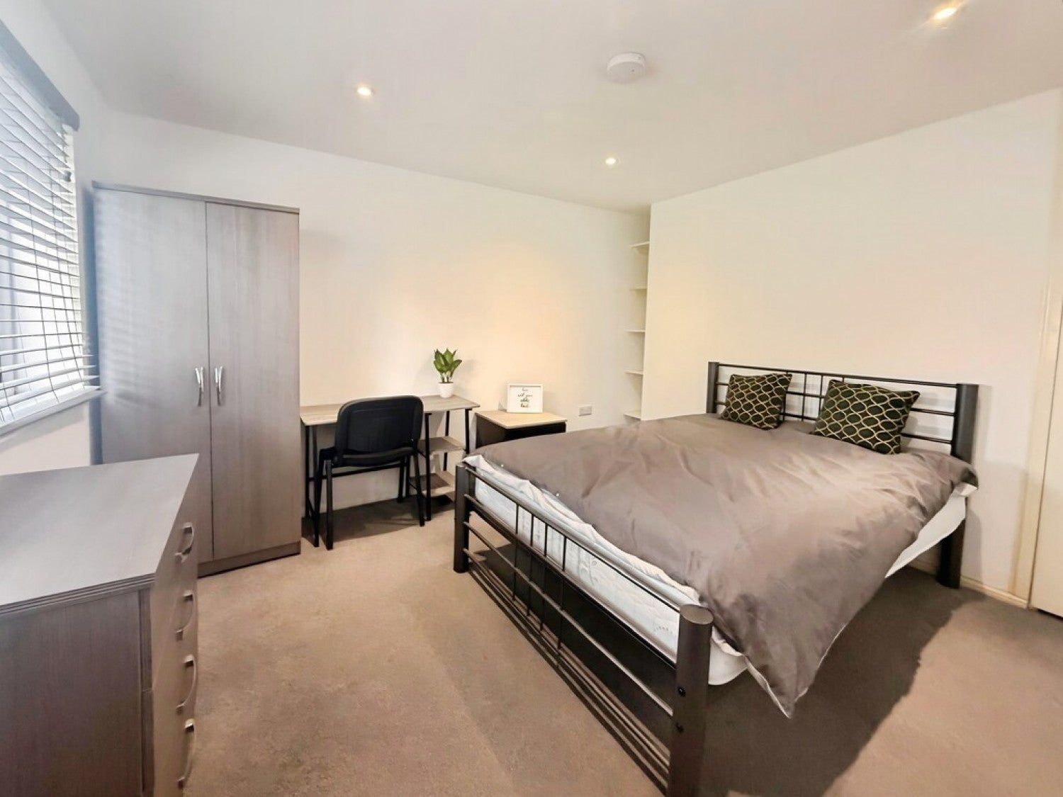 Room Orchard Avenue in North West Leicestershire
