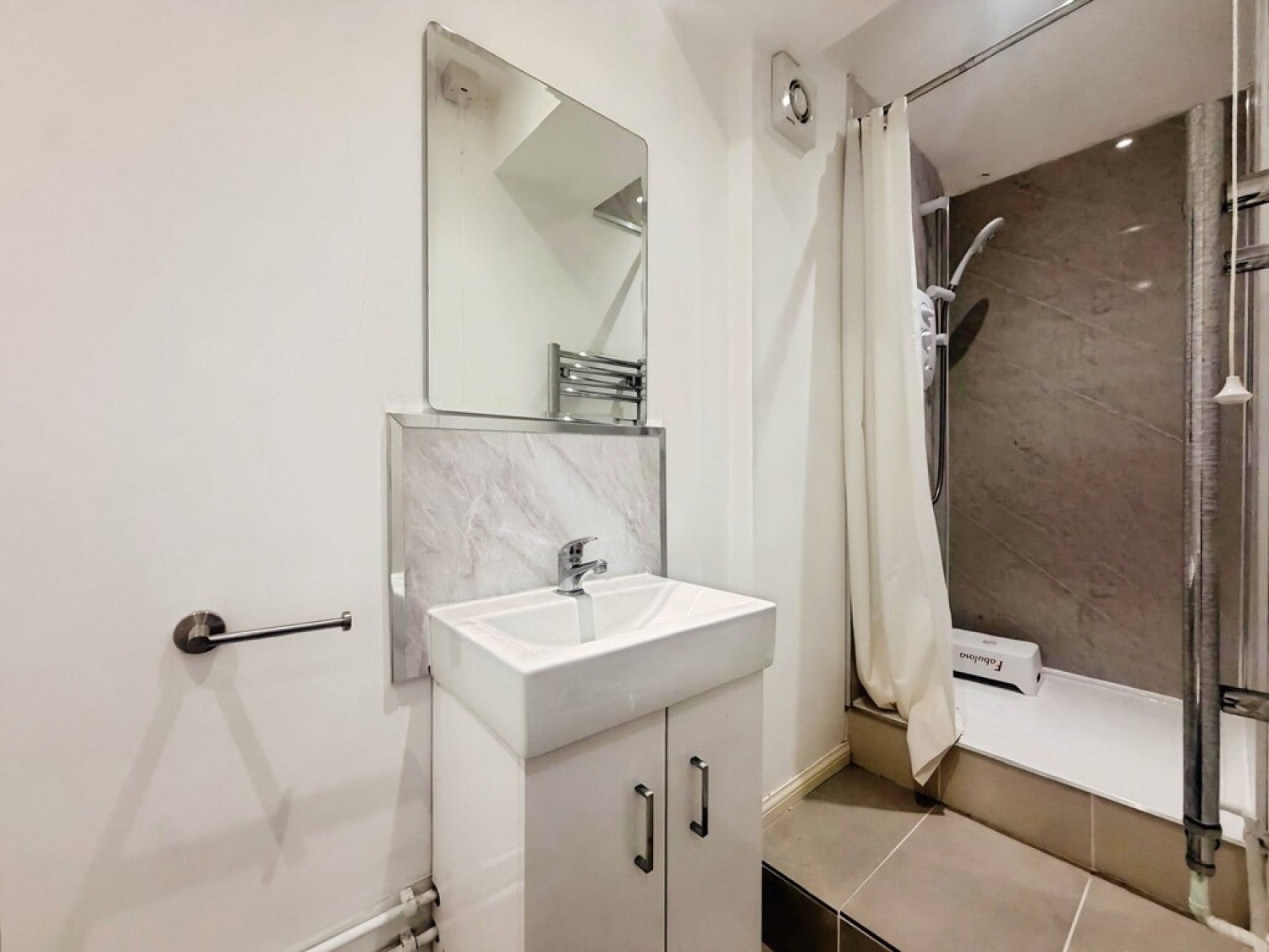Room Orchard Avenue in North West Leicestershire