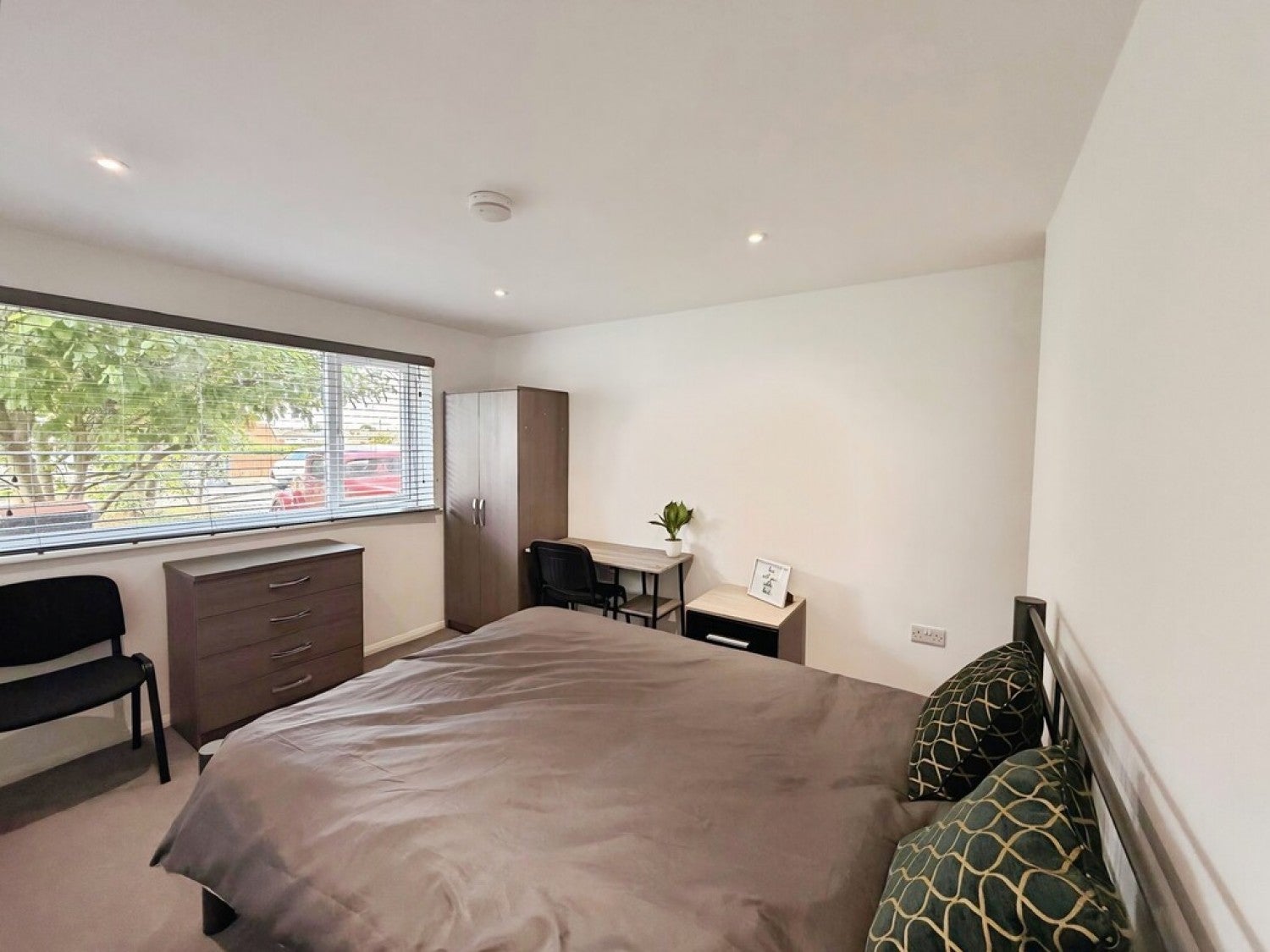 Room Orchard Avenue in North West Leicestershire