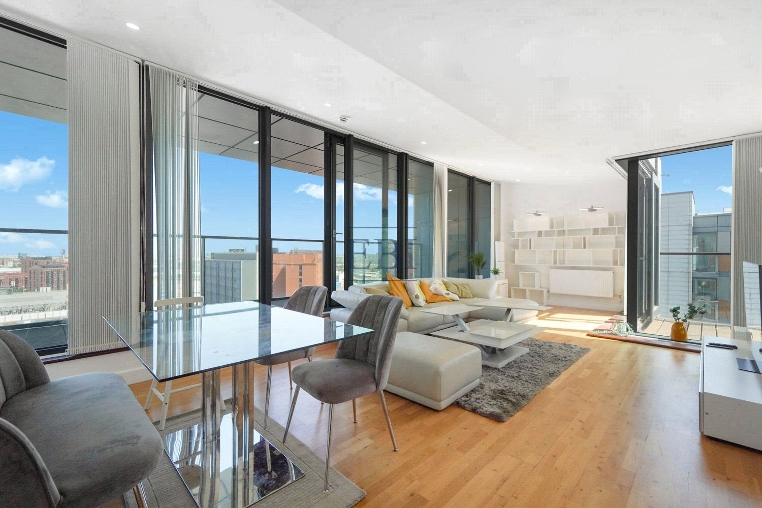 Flat Blackwall Way in Greater London