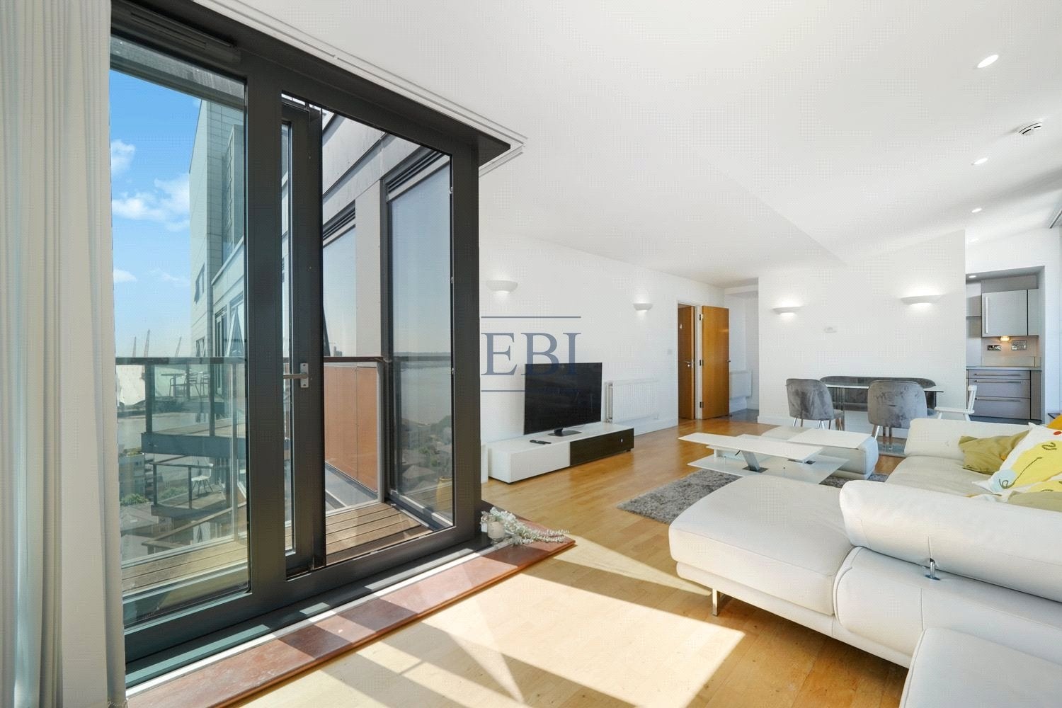 Flat Blackwall Way in Greater London