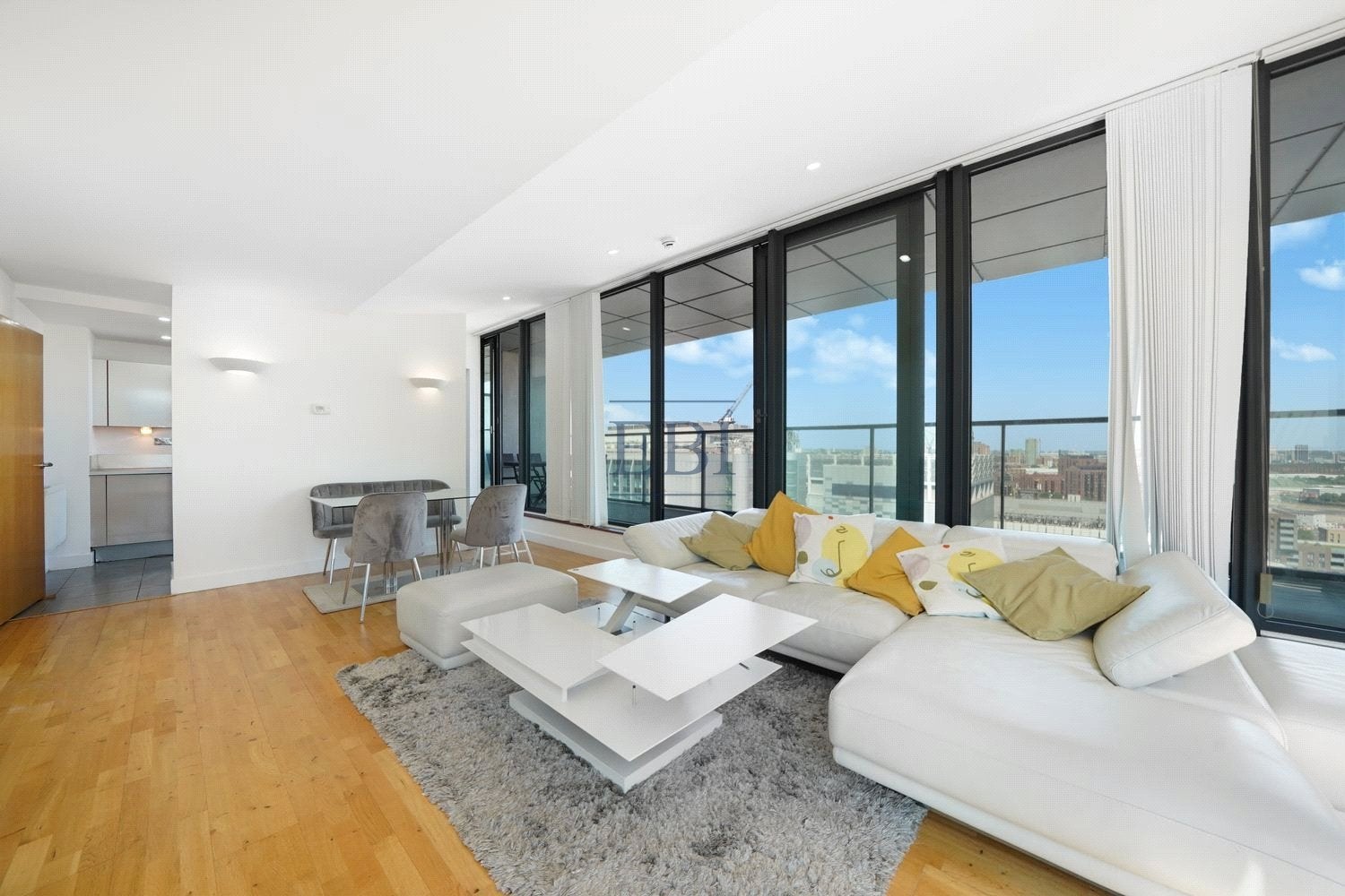 Flat Blackwall Way in Greater London