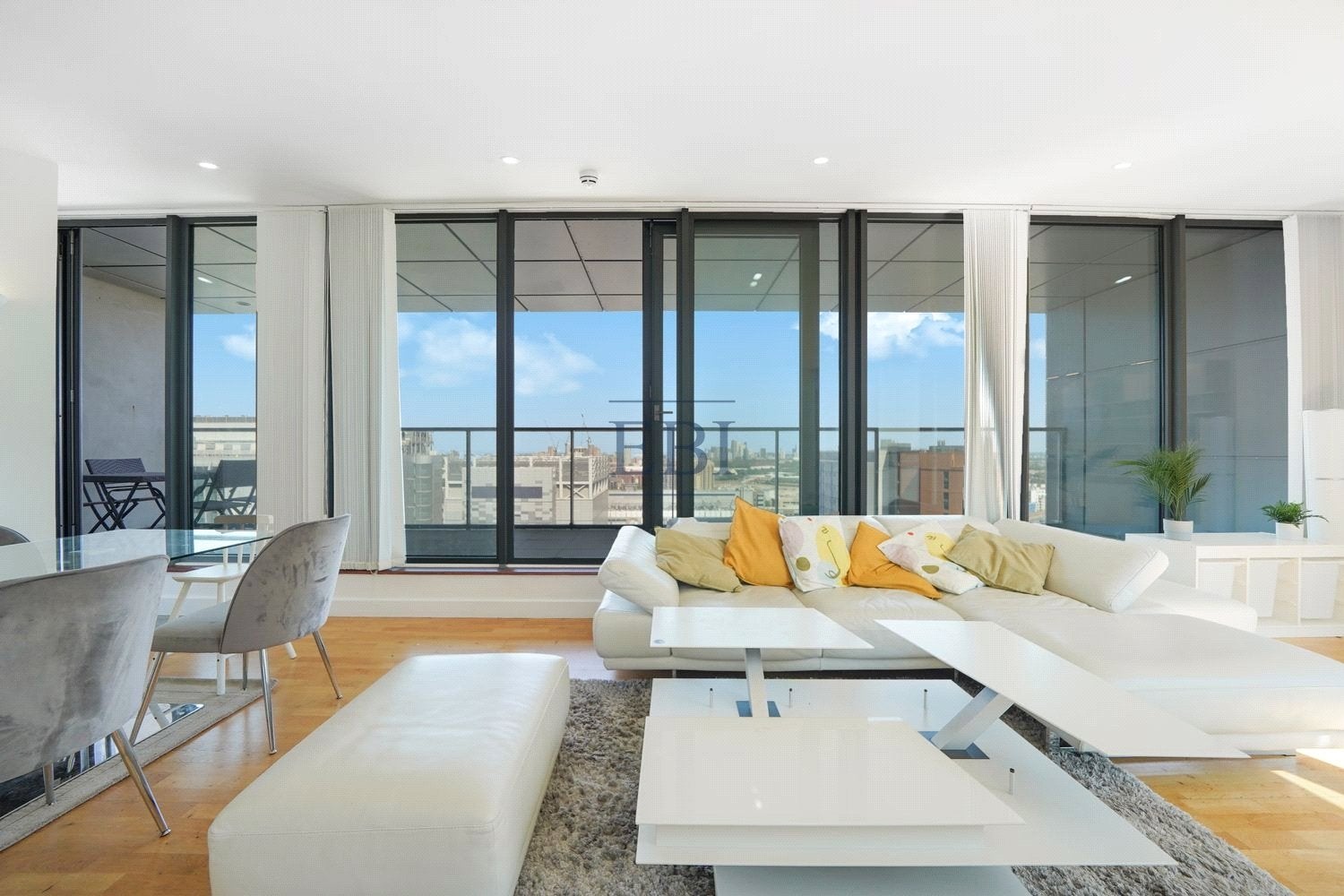 Flat Blackwall Way in Greater London