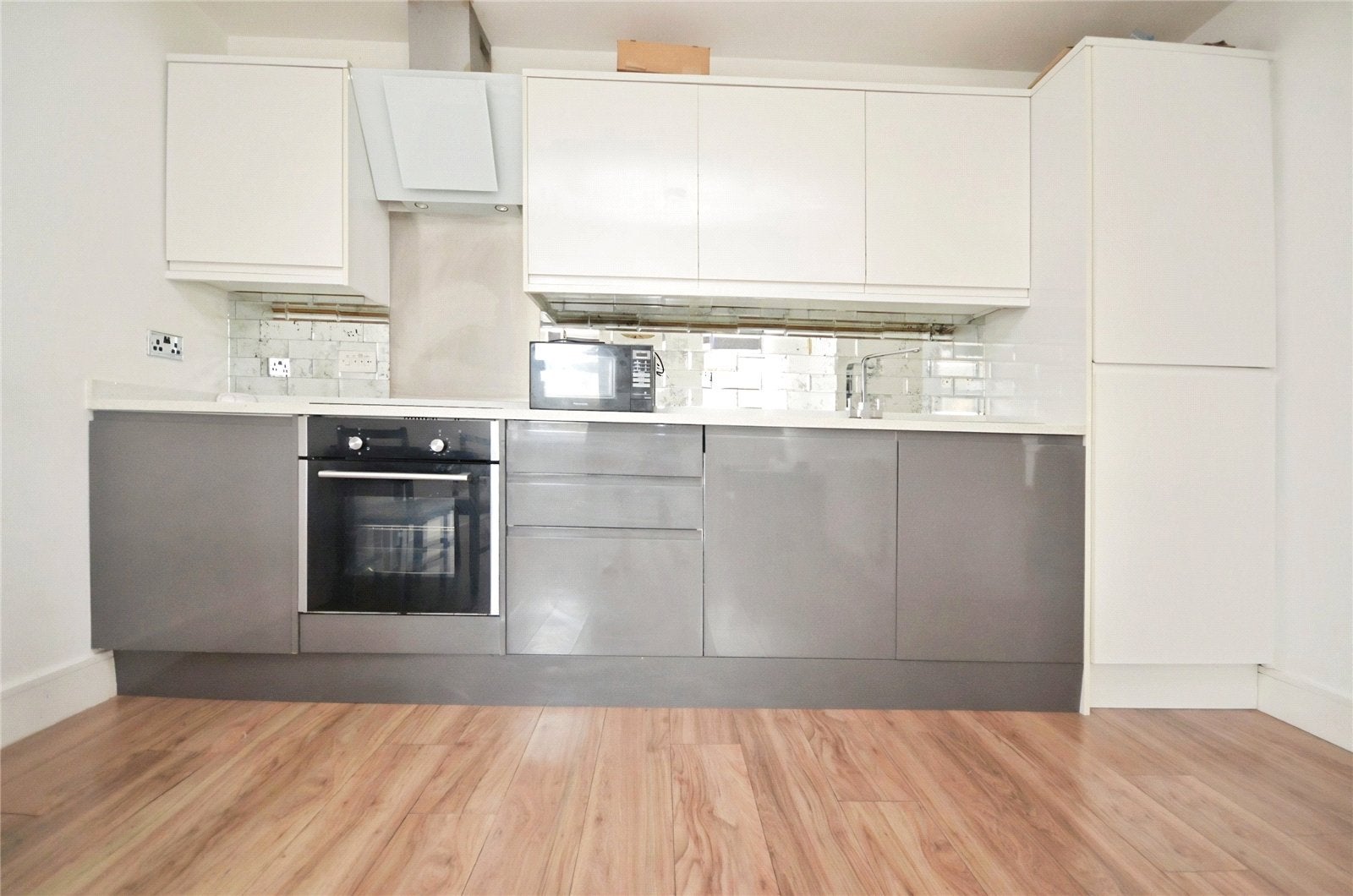 Flat Mercury Gardens in Greater London