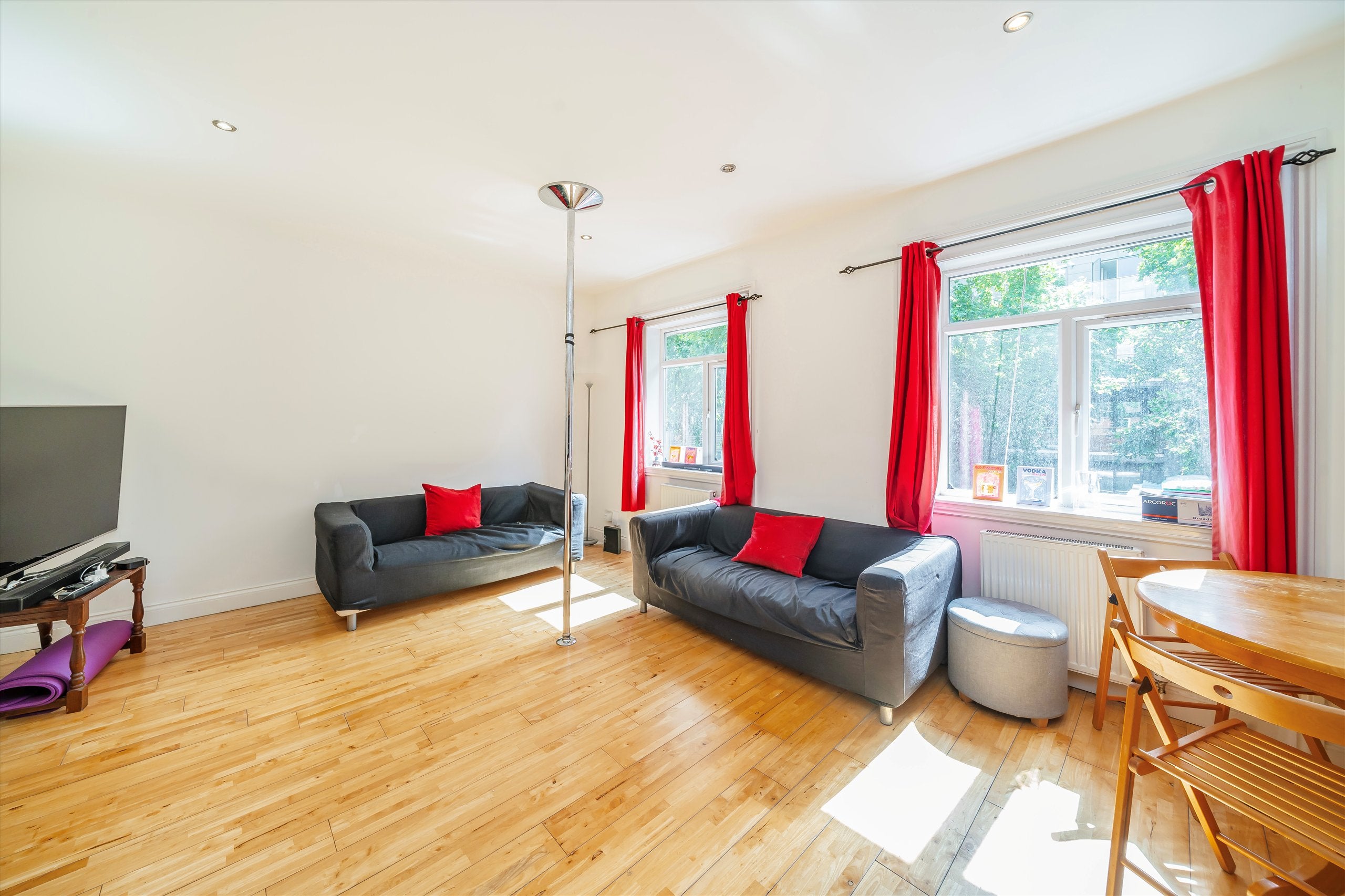 Flat Chiswick High Road in Greater London
