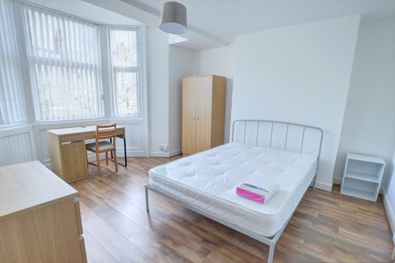 Flat Helmsley Road in Newcastle upon Tyne
