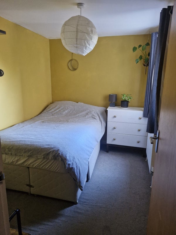Room Two Mile Hill Road in Bristol