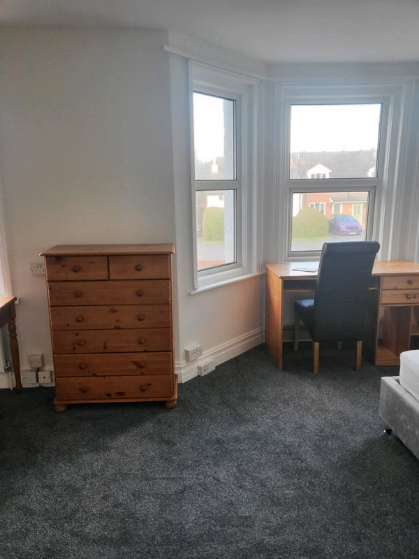 Room Wallisdown Road in Poole