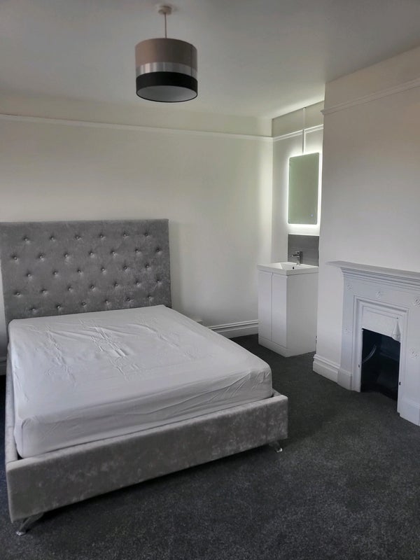 Room Wallisdown Road in Poole