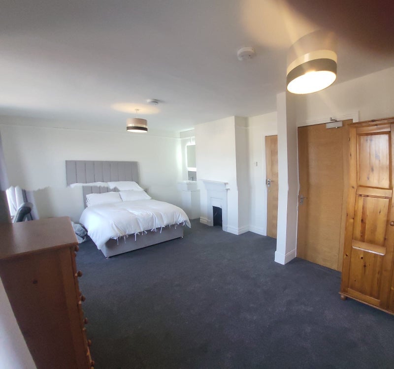 Room Wallisdown Road in Poole