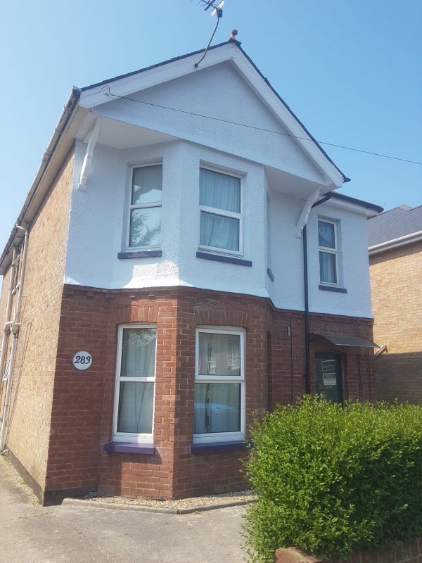 Room Wallisdown Road in Poole
