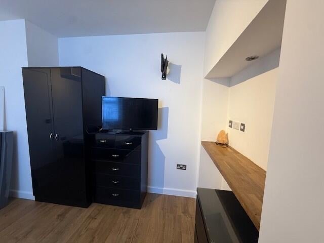 Room Camlan Road in Greater London