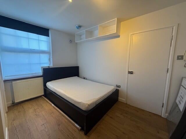 Room Camlan Road in Greater London
