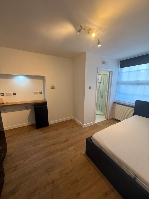Room Camlan Road in Greater London