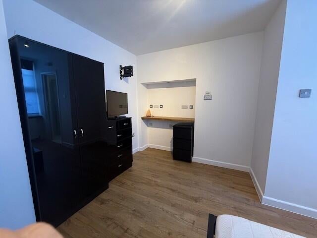 Room Camlan Road in Greater London