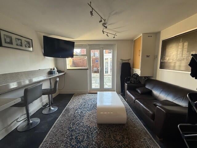 Room Camlan Road in Greater London