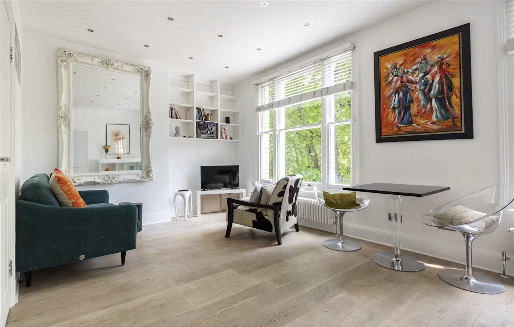 Flat Ainger Road in Greater London