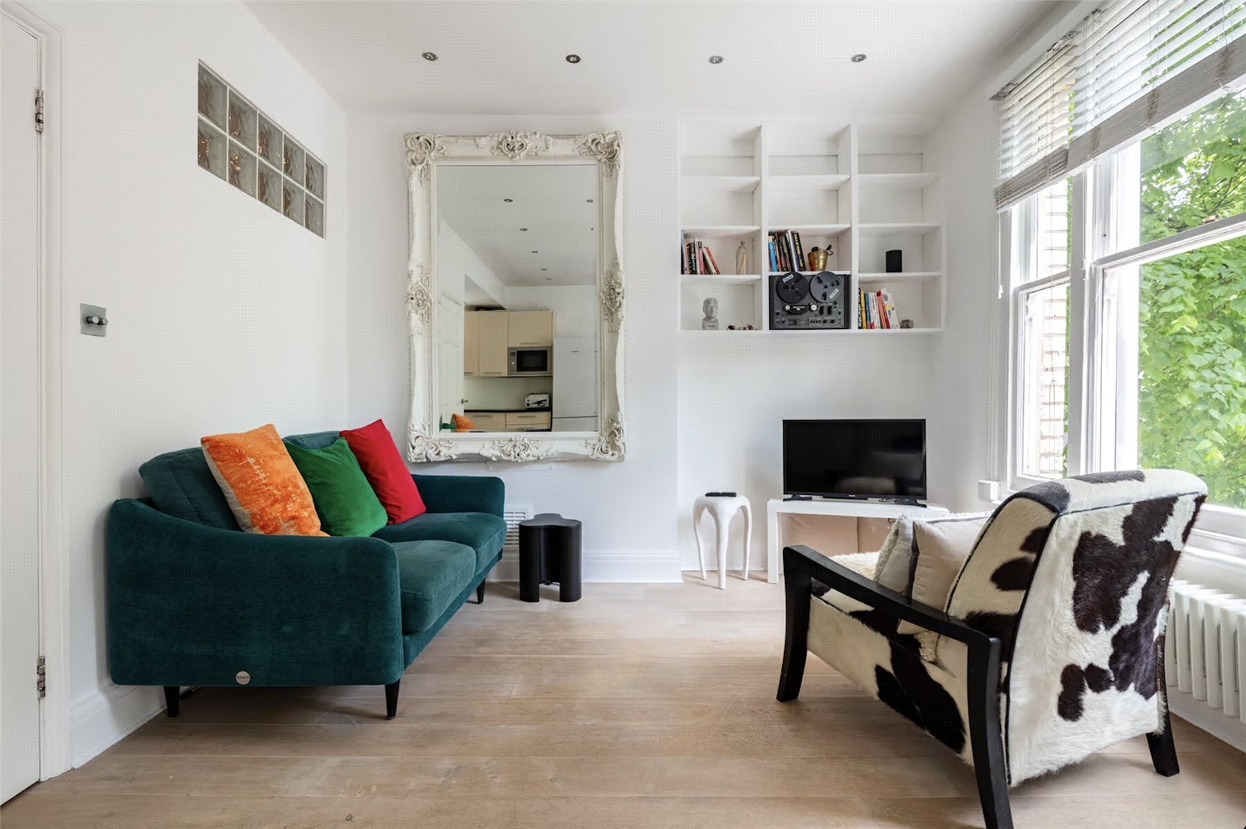 Flat Ainger Road in Greater London