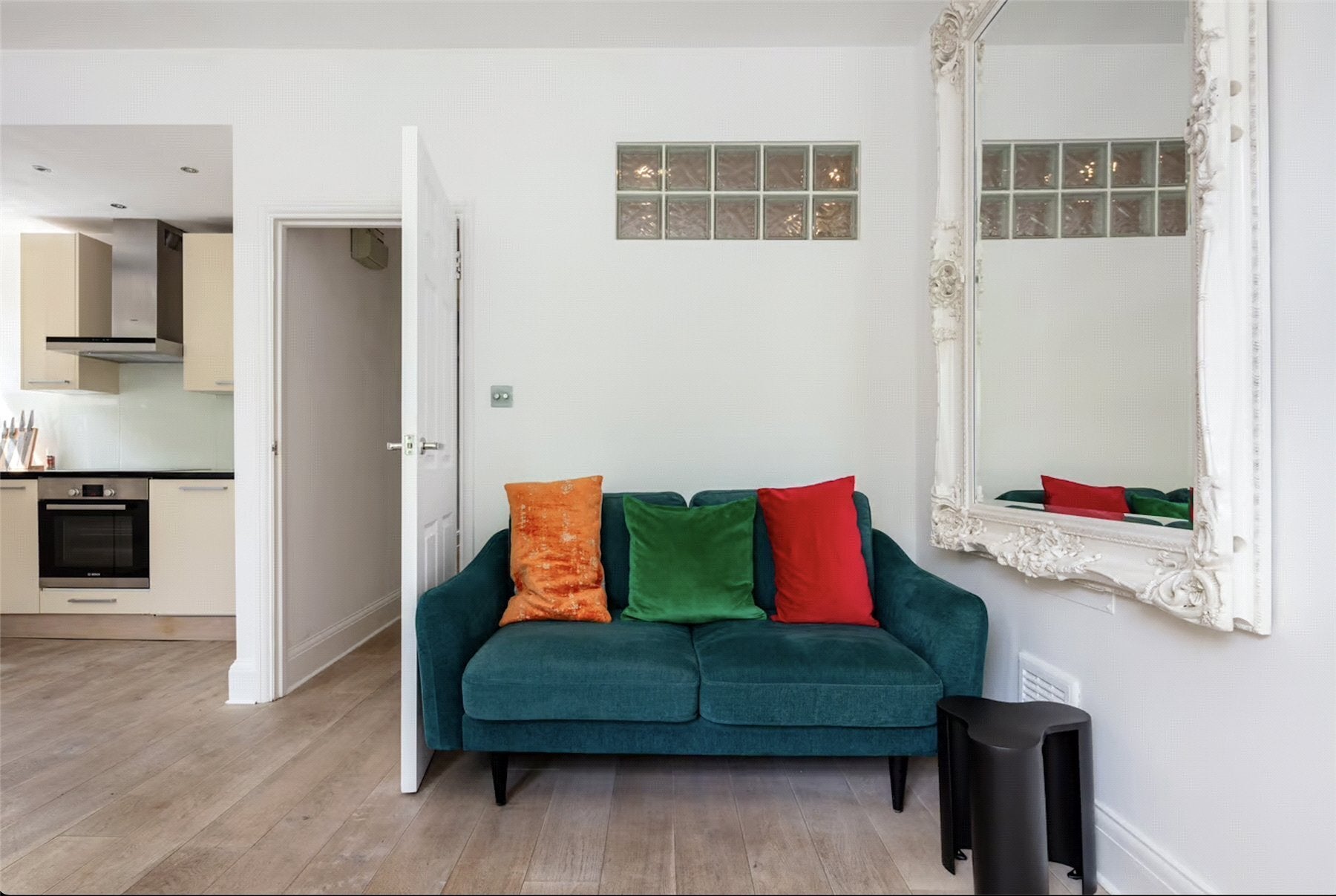Flat Ainger Road in Greater London