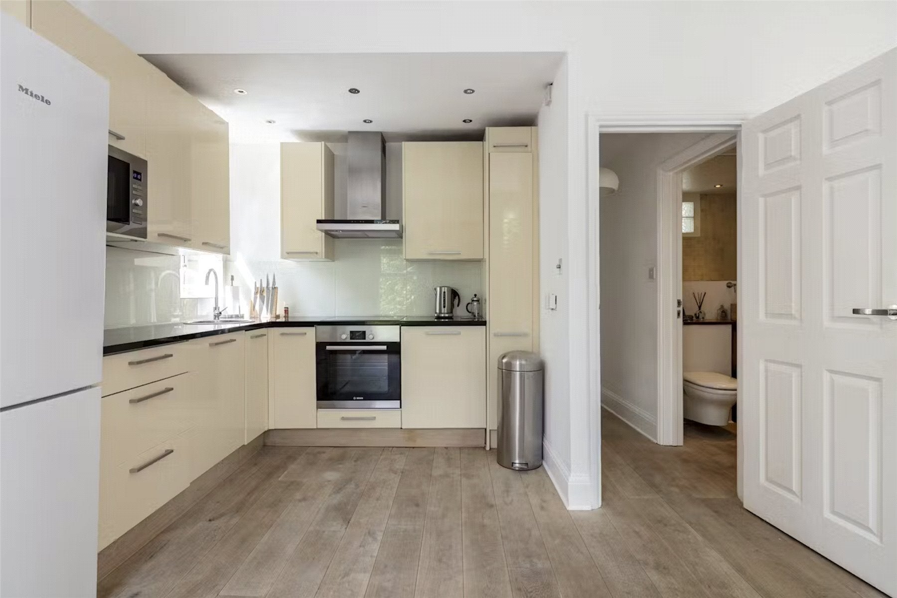 Flat Ainger Road in Greater London