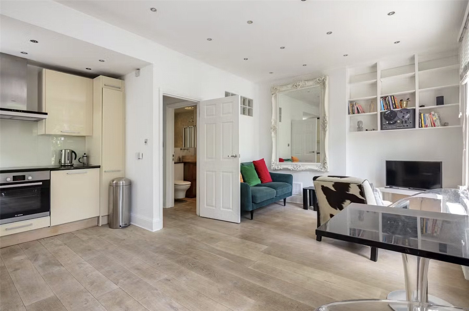 Flat Ainger Road in Greater London