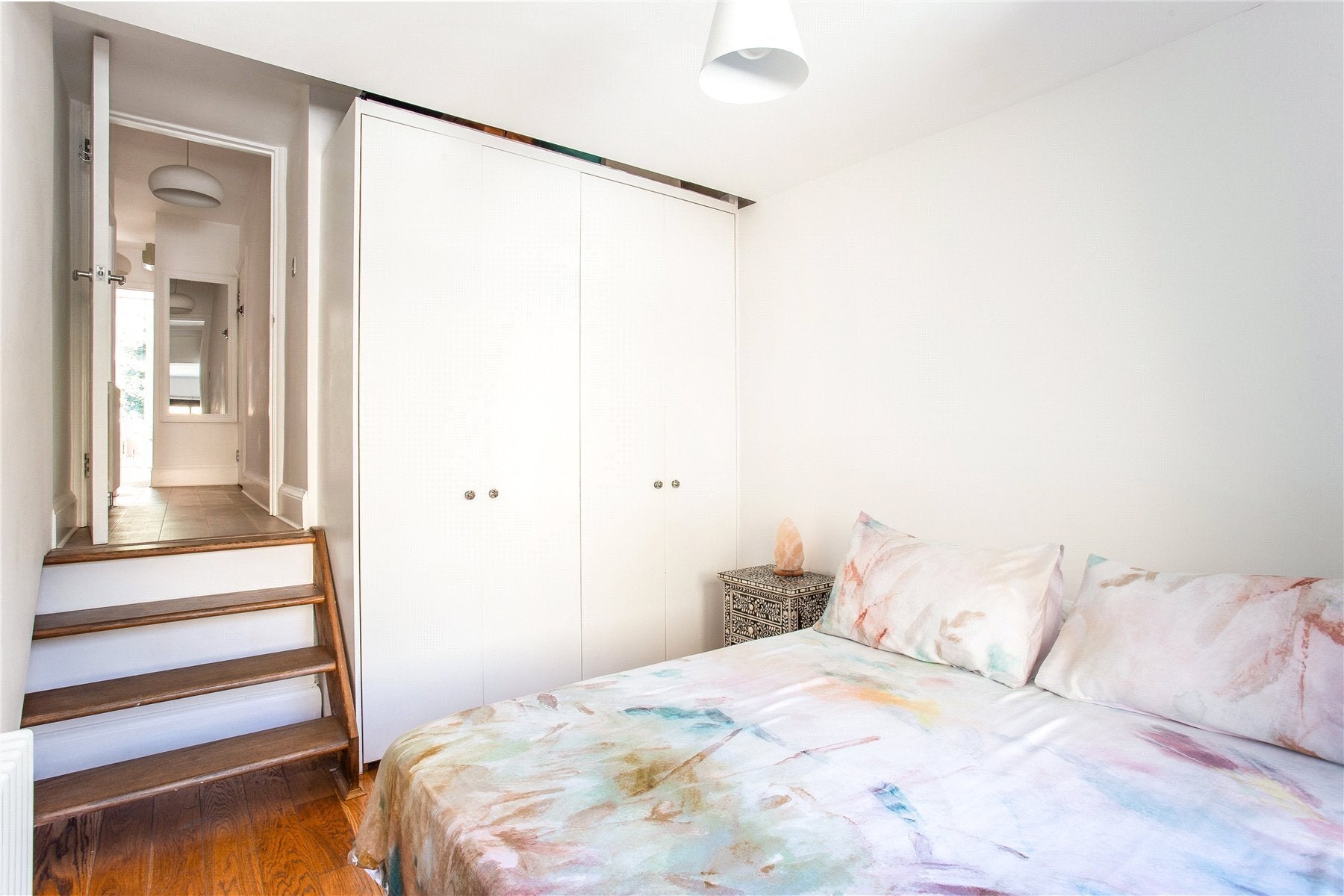 Flat Ainger Road in Greater London