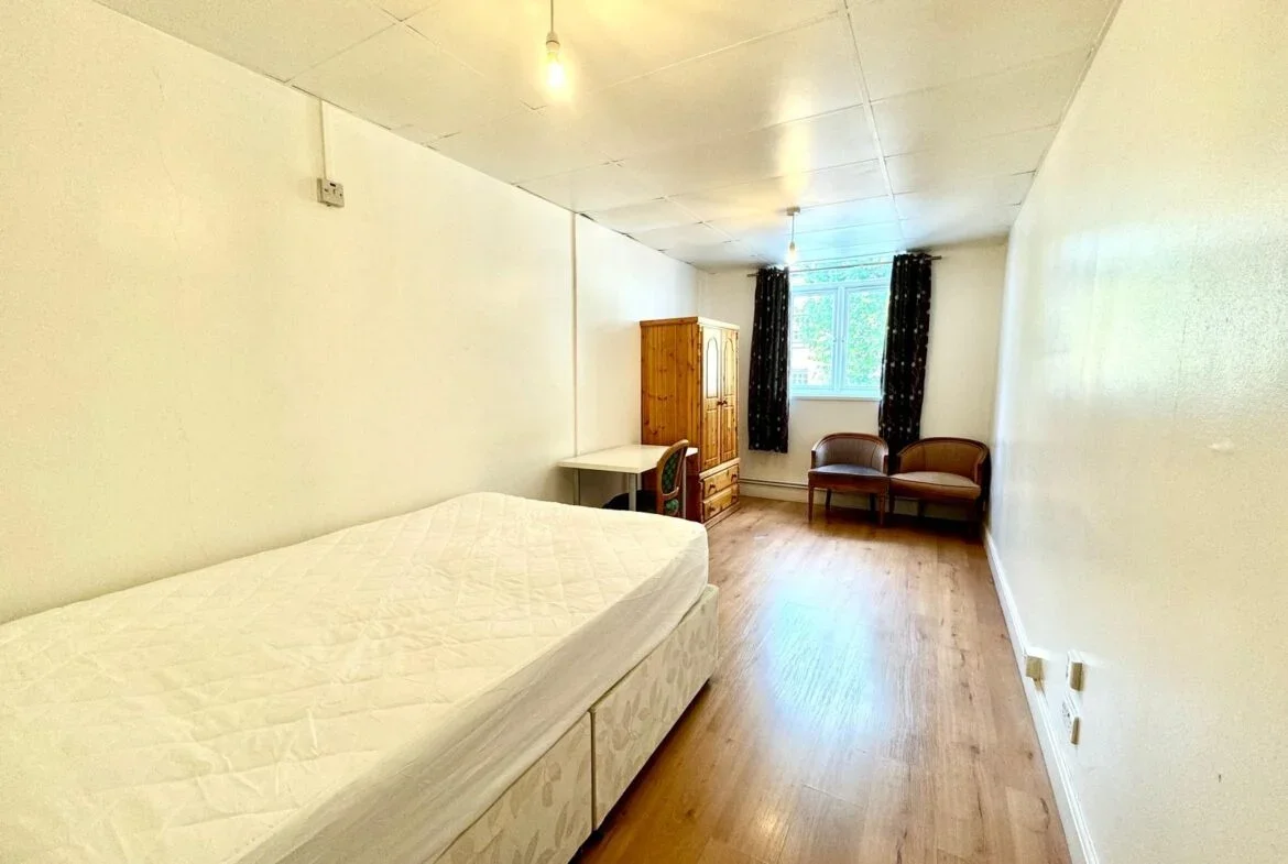 Flat Kember Street in Greater London