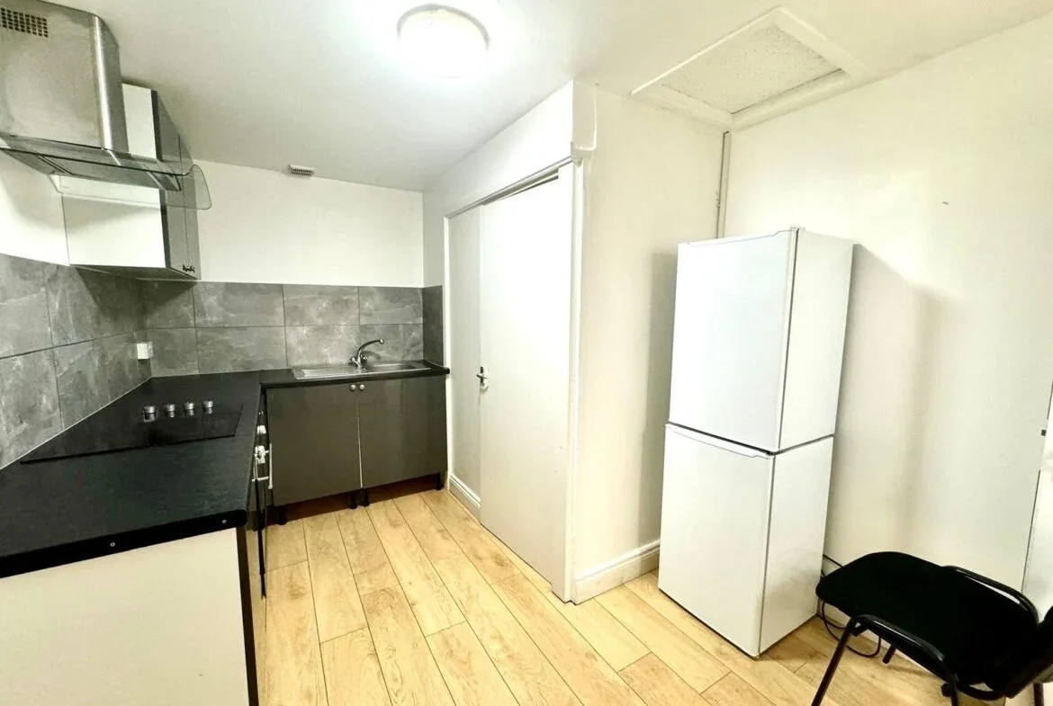 Flat Kember Street in Greater London